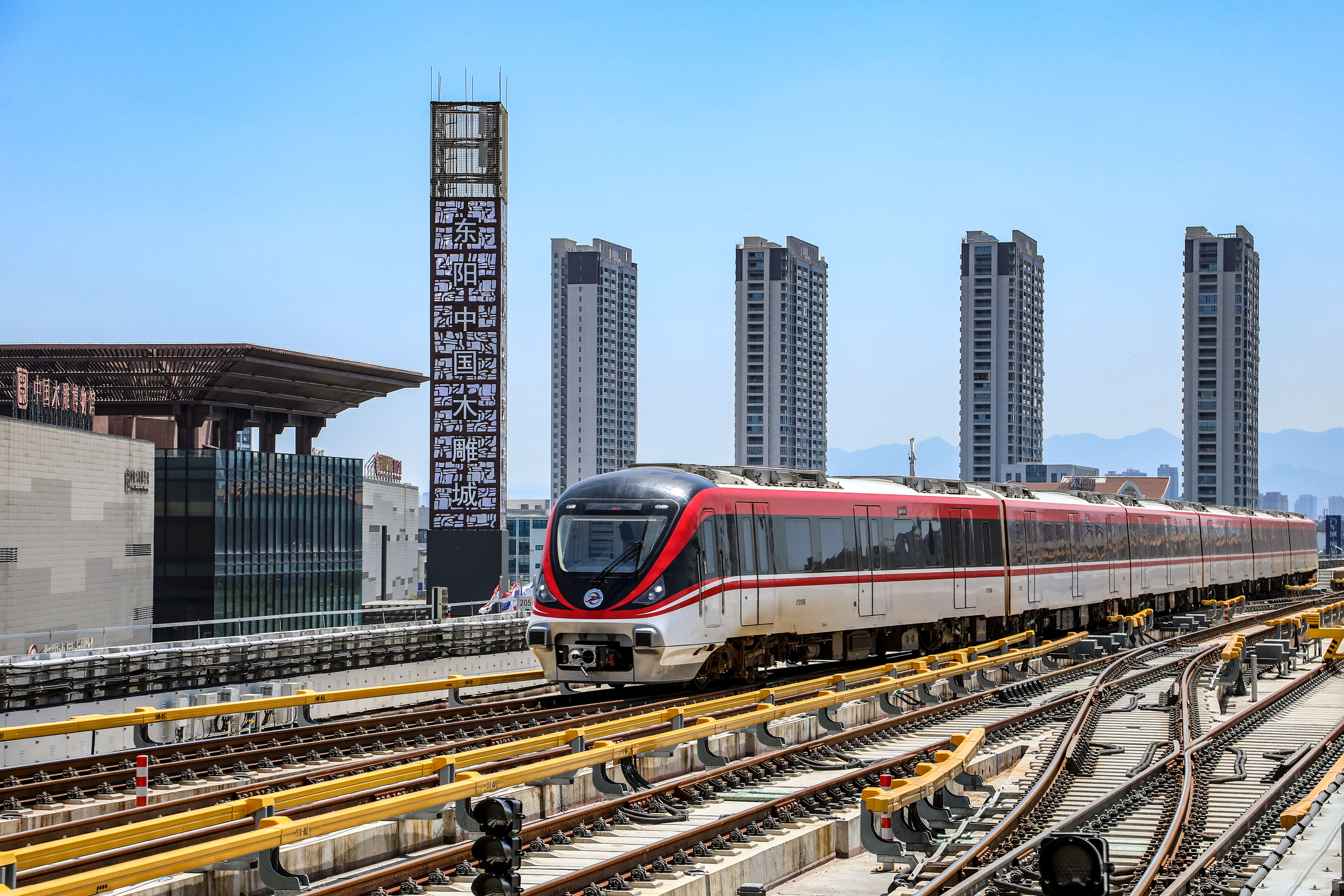 電動(dòng)客車(chē)開(kāi)進(jìn)中國(guó)木雕城 攝于木雕城站 趙光錠.jpg